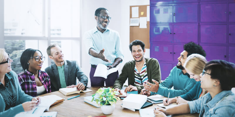 3Ps da gestão escolar: gestores conversando e sorrindo em uma reunião