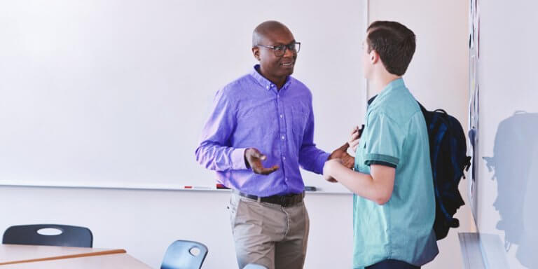 motivação no enem: aluno e professor conversando em sala de aula