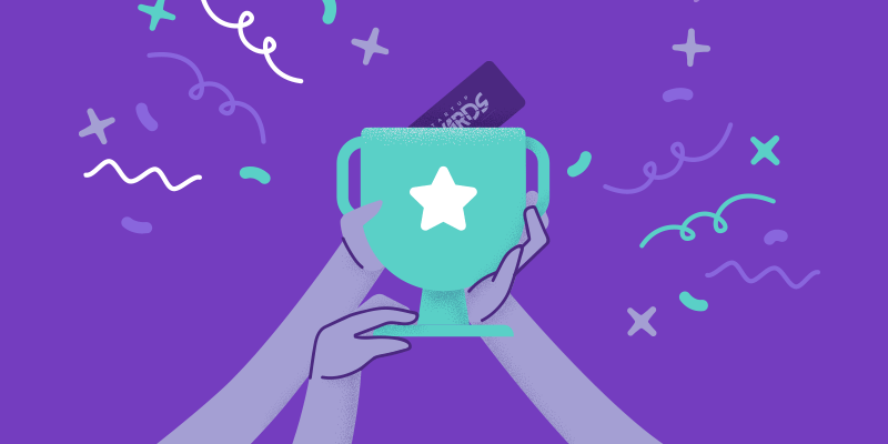 Startup do ano: ilustração de um troféu, sendo segurado por várias mãos