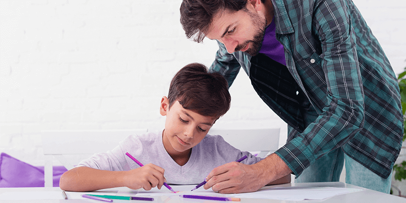 Pai ajudando filho com o dever de casa