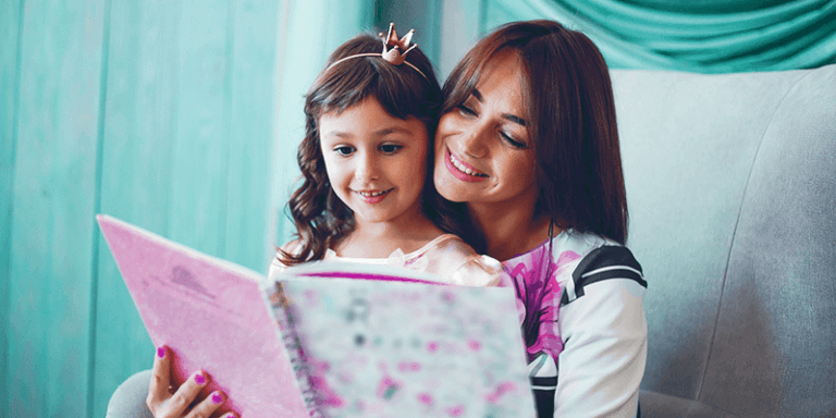Mãe e filha com um livro para incentivar a leitura