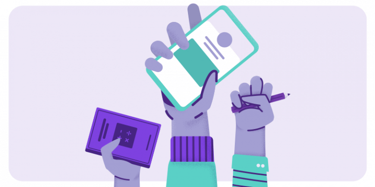 Ilustração com três mãos levantadas segurando um celular, livro e lápis para representar a jornada educacional