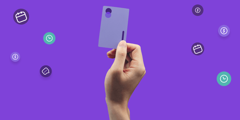 mão segurando um cartão de crédito de uma cobranças recorrentes no cartão de crédito